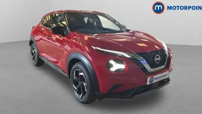Begagnad Nissan Juke N-Connecta 114 HK (83 kW) 2023 Röd SUV