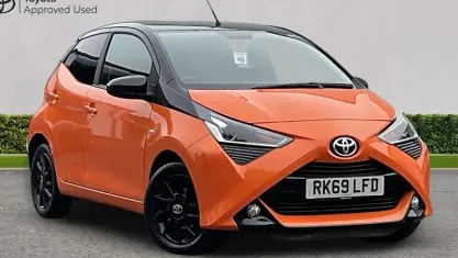 Used Toyota Aygo X-cite 72 HP (52 kW) 2019 Orange Hatchback