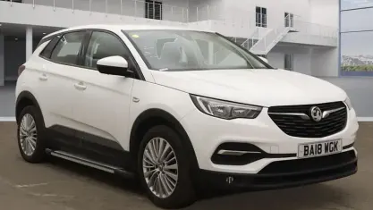 Used Vauxhall Grandland X S 131 HP (96 kW) 2018 White SUV