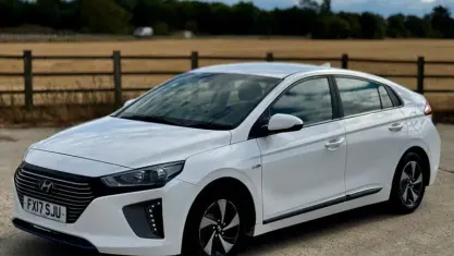 Used Hyundai Ioniq SE 141 HP (103 kW) 2017 White Hatchback