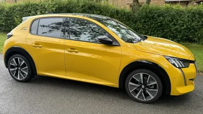 Usado Peugeot e-208 Premium 100 kW (136 HP) 2022 Amarelo Citadino
