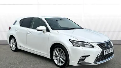 Used Lexus CT200h 136 HP (100 kW) 2018 White Hatchback