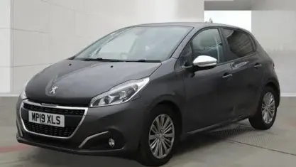 Used Peugeot 208 Signature Sky 82 HP (60 kW) 2019 Grey Hatchback