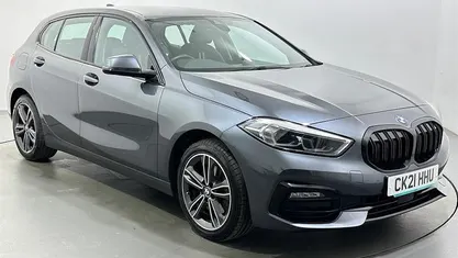 Begagnad BMW 118 Sport Line 136 HK (100 kW) 2021 Grå Halvkombi