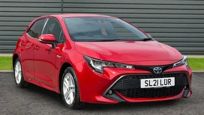 Used Toyota Corolla 122 HP (89 kW) 2021 Red Hatchback