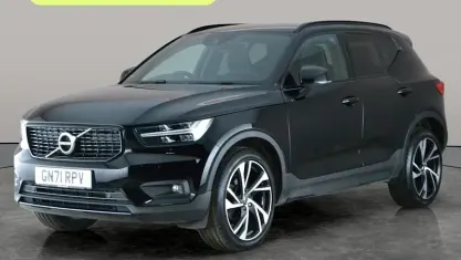 Käytetty Volvo XC40 R-Design Pro 197 HP (144 kW) 2021 Musta Katumaasturi