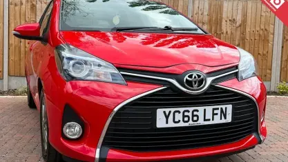 Used Toyota Yaris 99 HP (72 kW) 2016 Red Hatchback