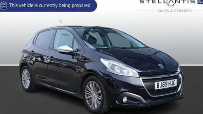 Used Peugeot 208 Signature Sky 82 HP (60 kW) 2019 Hatchback