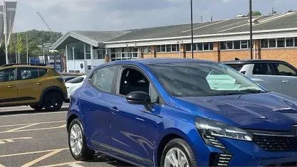 Used Renault Clio Evolution 143 HP (105 kW) 2025 Special metallic  iron blue  Hatchback