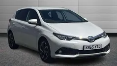 White Used 2015 Toyota Auris Hybrid Design Hatchback | £9,999 (Fair price)