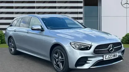 Usado Mercedes E300 AMG line 265 CV (194 kW) 2023 Plateado Familiar