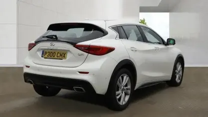 Used Infiniti Q30 Premium 170 HP (125 kW) 2016 White Hatchback