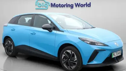 Begagnad MG MG4 EV SE 319 kW (435 HK) 2023 Blå Halvkombi