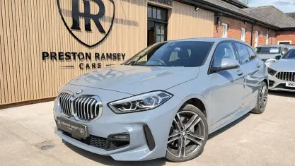 Begagnad BMW 120 M Sport 190 HK (139 kW) 2022 Grå Halvkombi