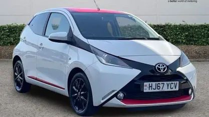 Used Toyota Aygo x-press 69 HP (50 kW) 2017 White Hatchback