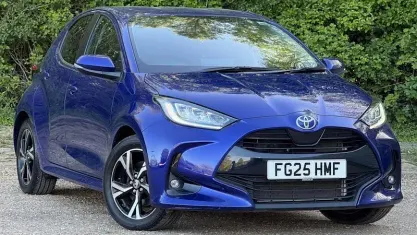 Begagnad Toyota Yaris Hybrid Design 116 HK (85 kW) 2025 Blå Halvkombi