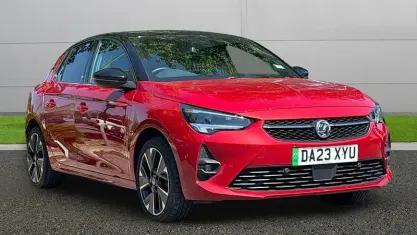 Usado Vauxhall Corsa-e Ultimate 100 kW (136 HP) 2023 Vermelho Citadino