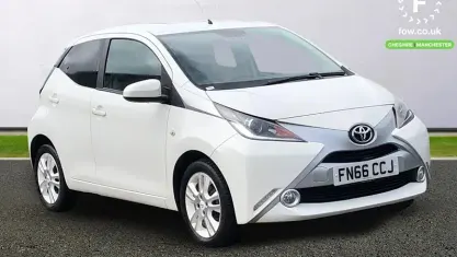 Used Toyota Aygo X-pure 69 HP (50 kW) 2016 White Hatchback