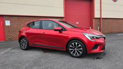 Used Renault Clio V Iconic 90 HP (66 kW) 2022 Red Hatchback
