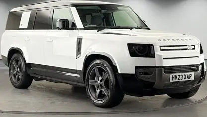 Used Land Rover Defender SE Dynamic 300 HP (220 kW) 2023 Fuji white SUV