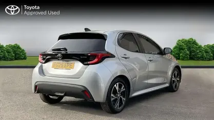Begagnad Toyota Yaris Hybrid Design 116 HK (85 kW) 2025 Silver Halvkombi