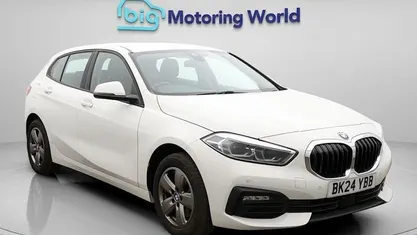 Begagnad BMW 118 136 HK (100 kW) 2024 Vit Halvkombi