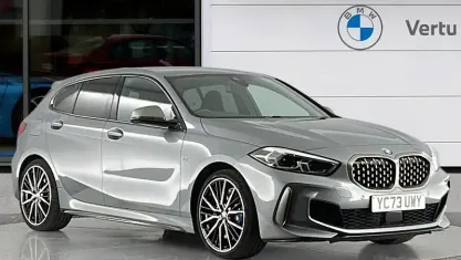 Usado BMW M135 Comfort Edition 306 CV (225 kW) 2023 Gris Utilitario