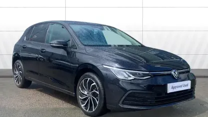 Używany VW Golf VIII Life 110 KM (80 kW) 2023 Czarny Hatchback