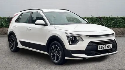 White Used 2025 Kia Niro SUV | £22,134 (Good price)