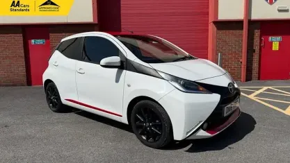 Used Toyota Aygo x-press 69 HP (50 kW) 2018 White Hatchback