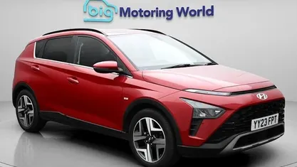 Begagnad Hyundai Bayon Premium 101 HK (74 kW) 2023 Röd SUV