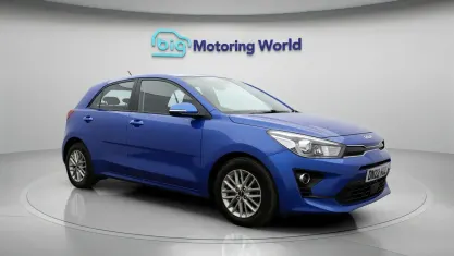 Usado Kia Rio 84 HP (61 kW) 2022 Azul Citadino