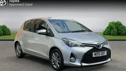 Usado Toyota Yaris 69 CV (50 kW) 2015 Plateado Utilitario
