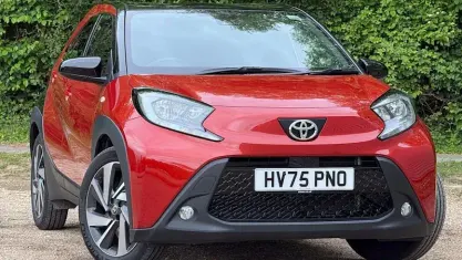 Usado Toyota Aygo X 72 HP (52 kW) 2025 Vermelho SUV