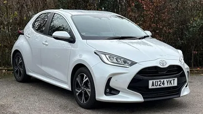 Used Toyota Yaris Hybrid Design 116 HP (85 kW) 2024 White Hatchback