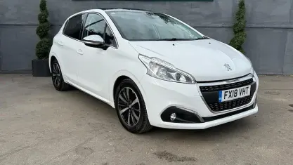 Used Peugeot 208 Allure Premium 82 HP (60 kW) 2018 White Hatchback