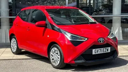 Used Toyota Aygo X-play 72 HP (52 kW) 2021 Red Hatchback