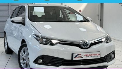 Używany Toyota Auris Hybrid 136 KM (100 kW) 2016 Biały Hatchback