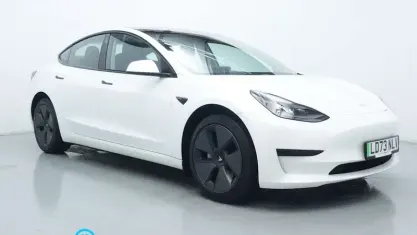 Używany Tesla Model 3 RWD 180 kW (245 KM) 2023 Biały Sedan/Limuzyna
