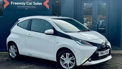 Used Toyota Aygo x-press 69 HP (50 kW) 2015 White Hatchback