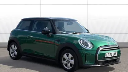 Begagnad Mini Cooper Classic 136 HK (100 kW) 2022 Grön Halvkombi