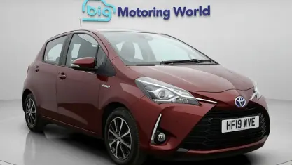 Used Toyota Yaris Hybrid 101 HP (74 kW) 2019 Red Hatchback