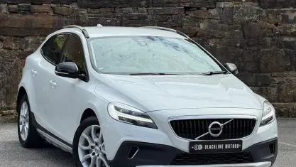 Used Volvo V40 Pro 120 HP (88 kW) 2018 White Hatchback