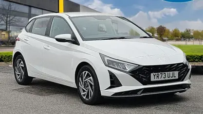 Used Hyundai i20 Advanced 101 HP (74 kW) 2023 White Hatchback