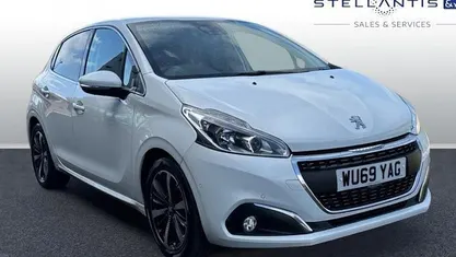 Used Peugeot 208 S 82 HP (60 kW) 2019 White Hatchback