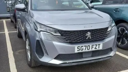 Usado Peugeot 5008 Active Premium 131 HP (96 kW) 2021 Cinzento SUV