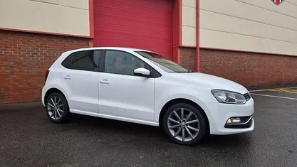 Used VW Polo Design 90 HP (66 kW) 2015 White Hatchback