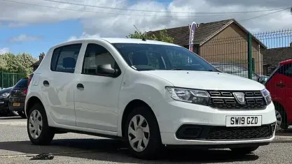 Used Dacia Sandero Essentiel 73 HP (53 kW) 2019 White Hatchback