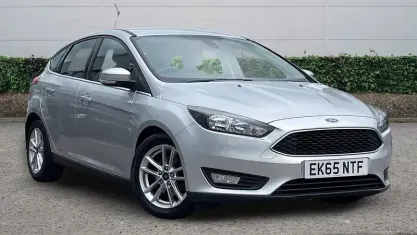Usado Ford Focus Zetec 125 CV (91 kW) 2015 Plateado Utilitario
