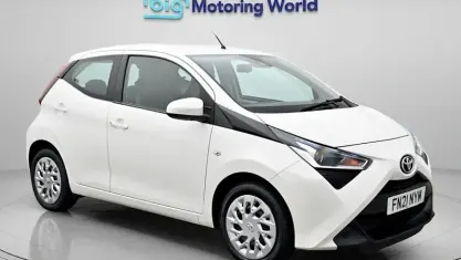 Used Toyota Aygo X-play 72 HP (52 kW) 2021 White Hatchback